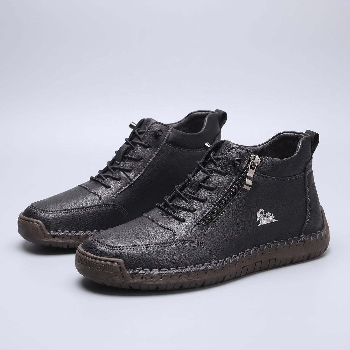 Enkelhoge damessneakers met zijrits, veters en antislip zool - zwart