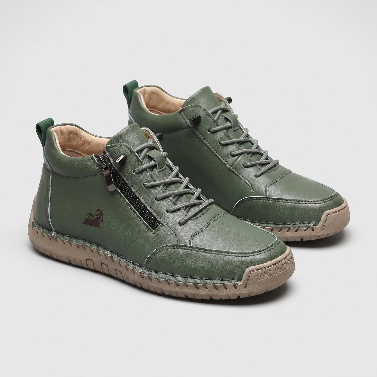Enkelhoge damessneakers met zijrits, veters en antislip zool - groen