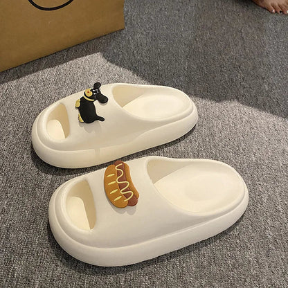 EVA slippers met gesloten neus, dikke zool en speelse opzetjes op de wreef