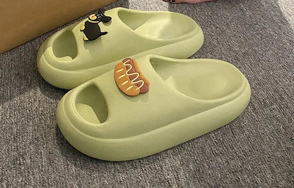 EVA slippers met gesloten neus, dikke zool en speelse opzetjes op de wreef - lichtgroen