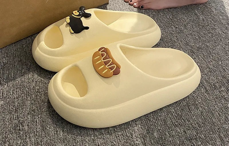 EVA slippers met gesloten neus, dikke zool en speelse opzetjes op de wreef - crème