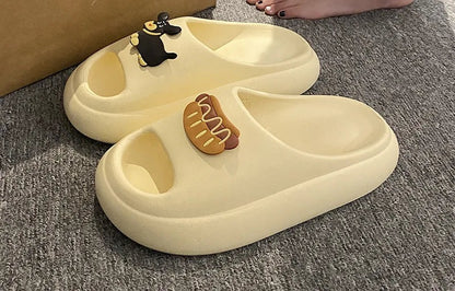EVA slippers met gesloten neus, dikke zool en speelse opzetjes op de wreef - crème