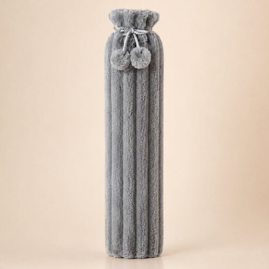 Extra lange warmwaterkruik van 83 cm met pluchen hoes en pompons - grijs geribbeld