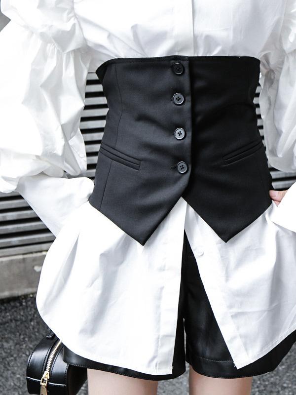 Strapless zwart cropped damesgilet met knoopsluiting en riem op de rug