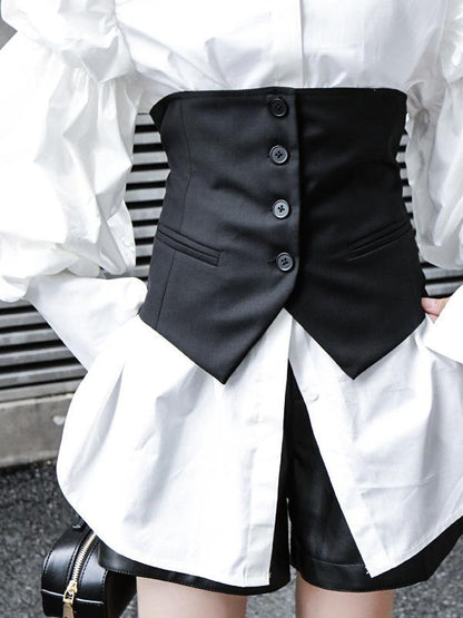Strapless zwart cropped damesgilet met knoopsluiting en riem op de rug