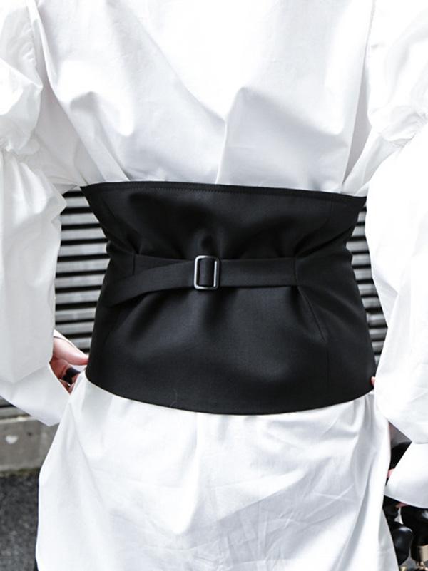 Strapless zwart cropped damesgilet met knoopsluiting en riem op de rug