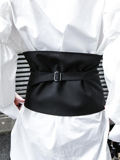 Strapless zwart cropped damesgilet met knoopsluiting en riem op de rug