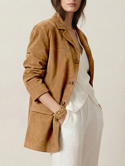 Cognackleurige damesblazer in suède look met revers en kleppenzakken