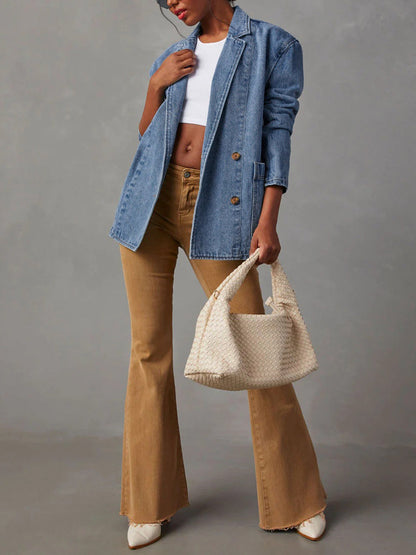 Damesblazer van middenblauwe denim met revers en opgestikte zakken
