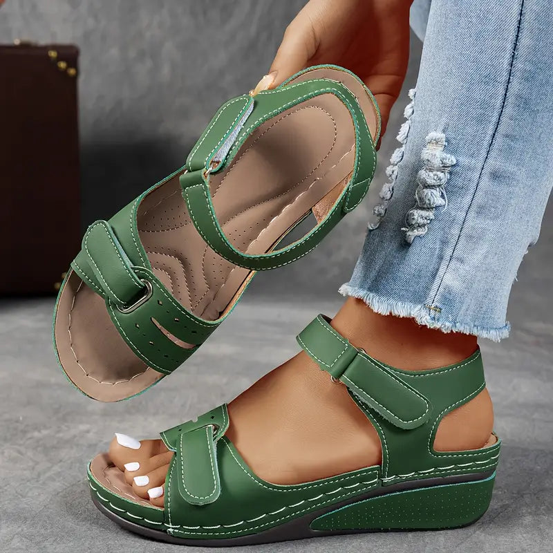 Sandalen wiggehak dames rood - elegante zomersandaal met riempjes zijaanzicht