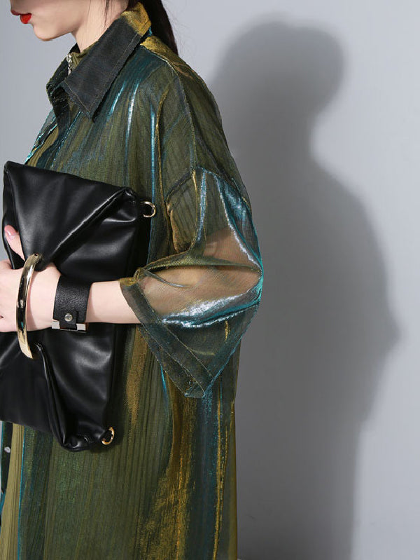 Ruimvallende doorschijnende damesblouse met glanzende finish en korte mouwen