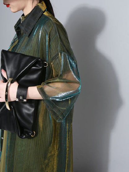 Ruimvallende doorschijnende damesblouse met glanzende finish en korte mouwen