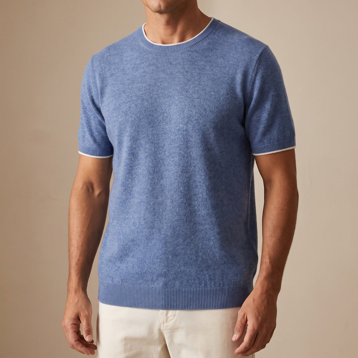 Fijngebreid heren T-shirt met ronde hals en smalle contrastrand - middenblauw