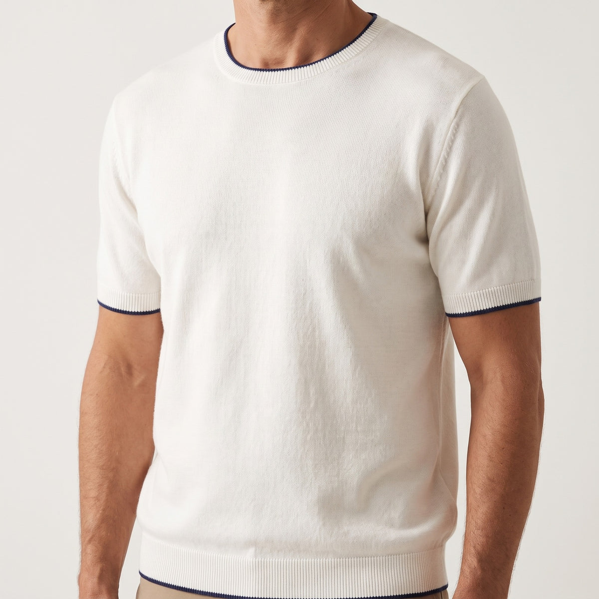 Fijngebreid heren T-shirt met ronde hals en smalle contrastrand - gebroken wit