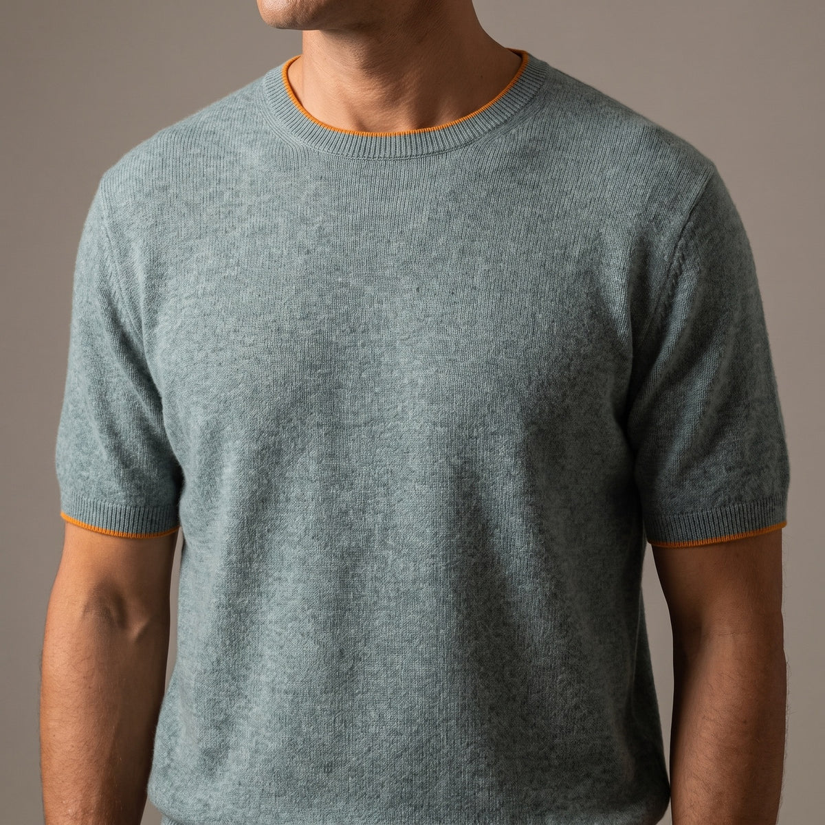 Fijngebreid heren T-shirt met ronde hals en smalle contrastrand - saliegroen