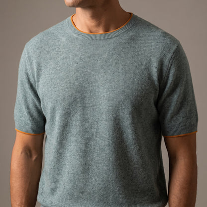 Fijngebreid heren T-shirt met ronde hals en smalle contrastrand - saliegroen