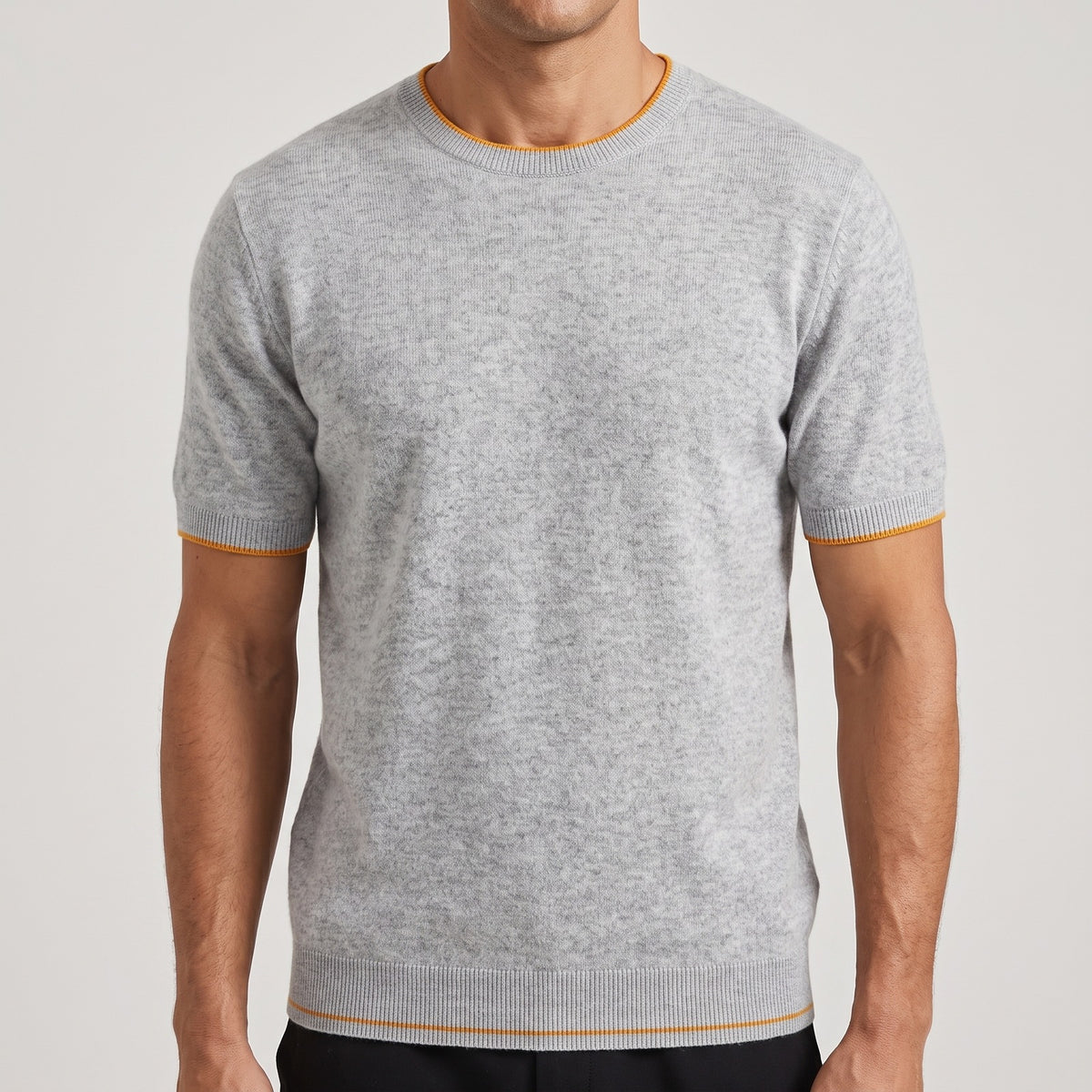 Fijngebreid heren T-shirt met ronde hals en smalle contrastrand - lichtgrijs