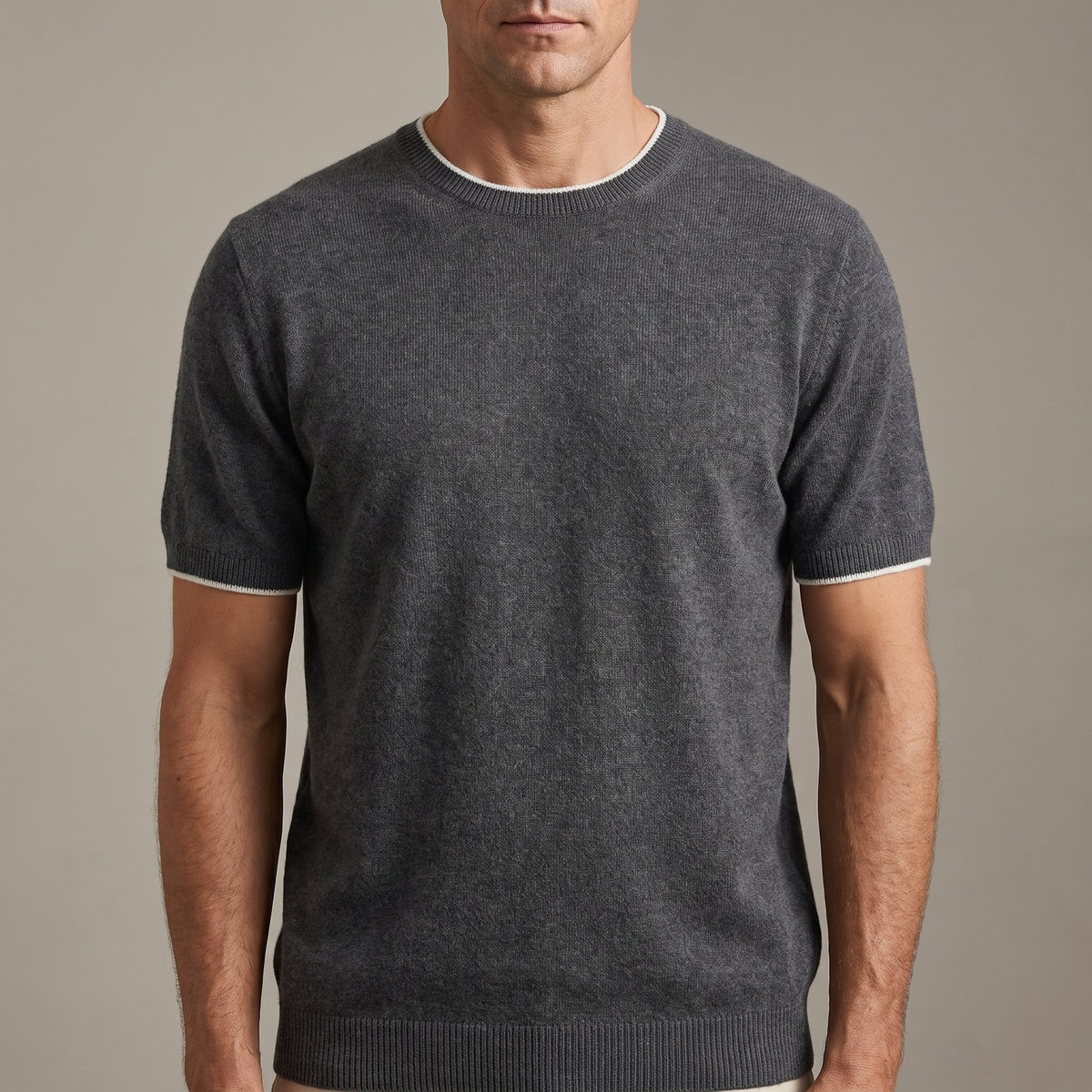 Fijngebreid heren T-shirt met ronde hals en smalle contrastrand - antraciet
