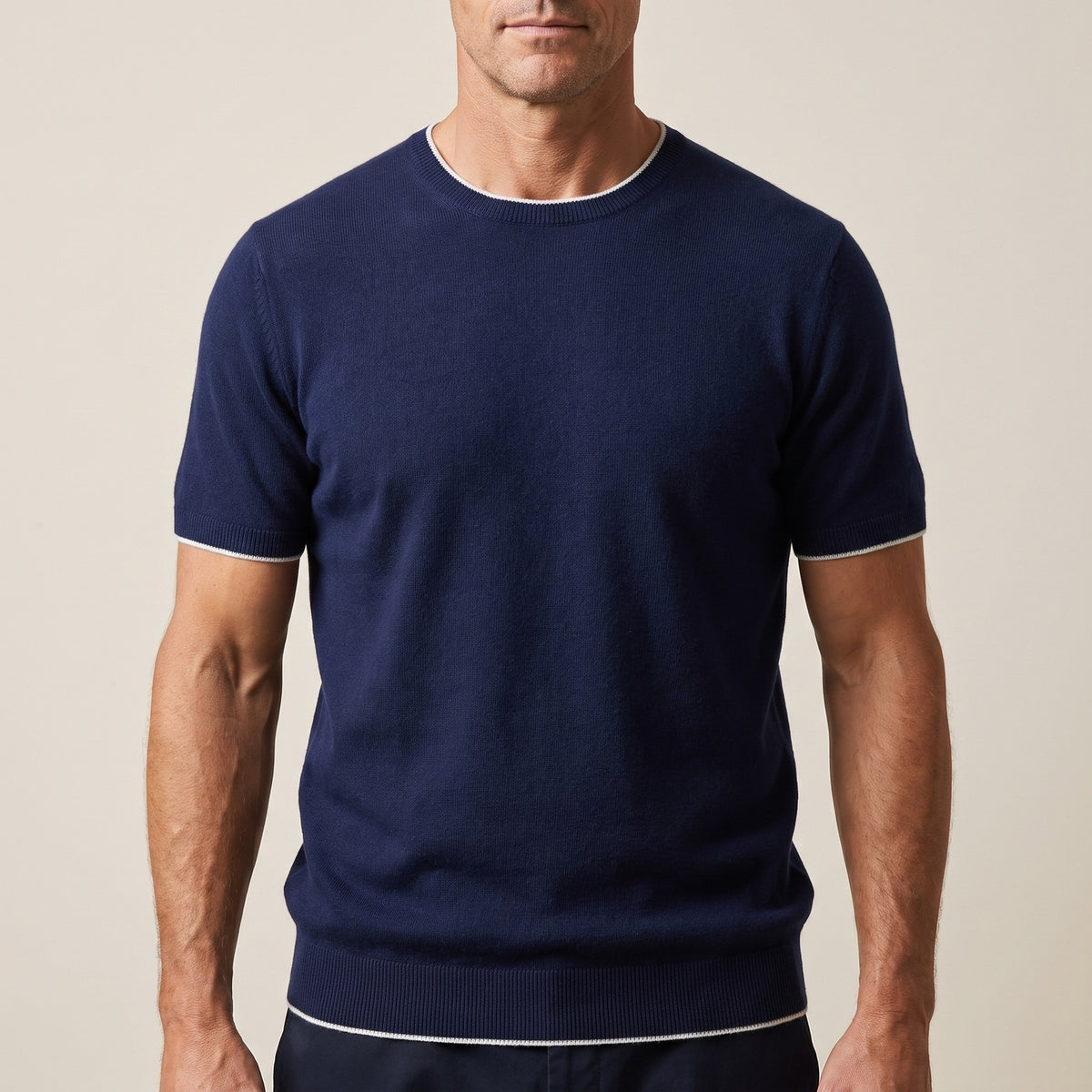 Fijngebreid heren T-shirt met ronde hals en smalle contrastrand - marineblauw
