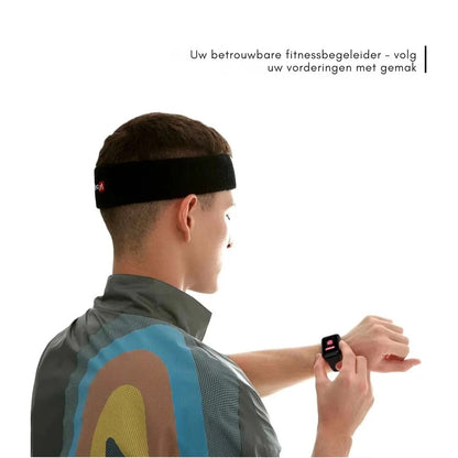 Sporter kijkt op de fitness smartwatch