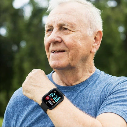 Man draagt de fitness smartwatch met zwarte band