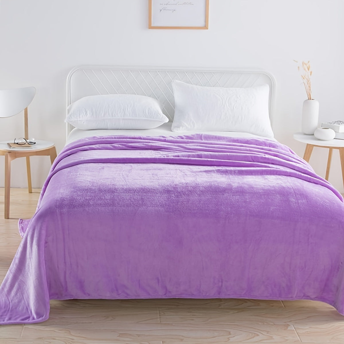 Effen fleece deken van flanel over een bed - lila
