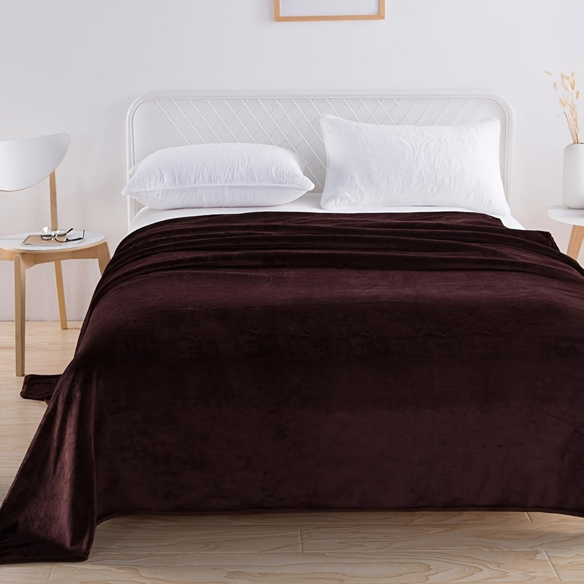 Effen fleece deken van flanel over een bed - donkerbruin