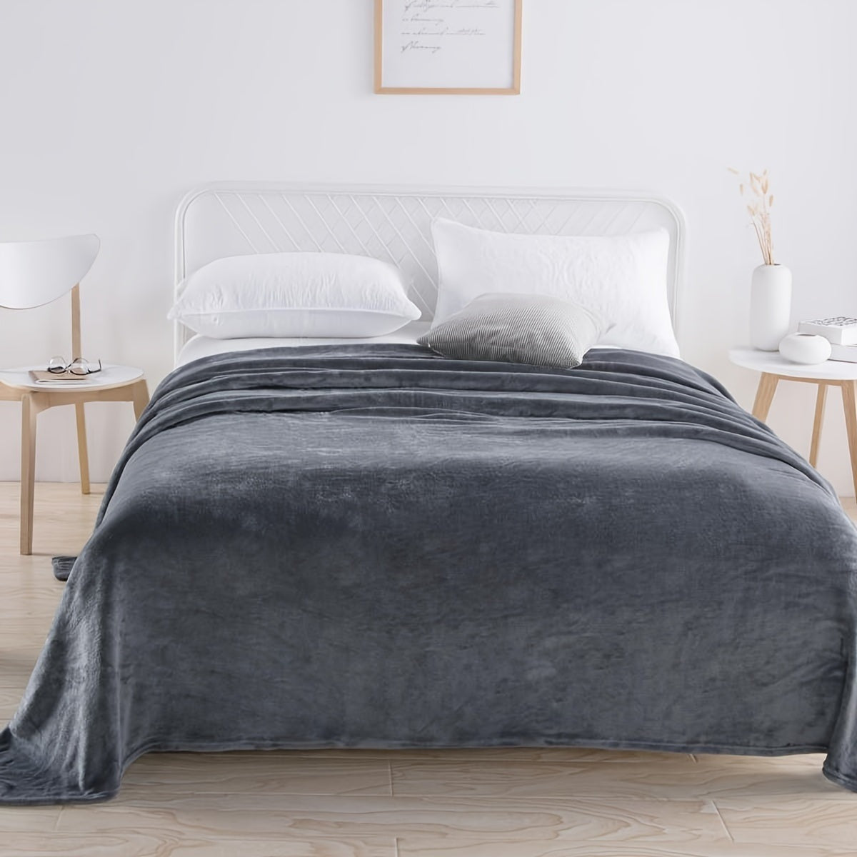 Effen fleece deken van flanel over een bed - donkergrijs
