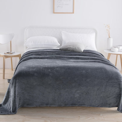 Effen fleece deken van flanel over een bed - donkergrijs