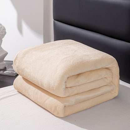 Effen fleece deken van flanel over een bed - crème