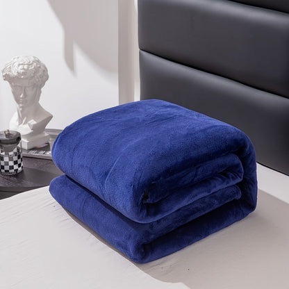 Effen fleece deken van flanel over een bed - koningsblauw