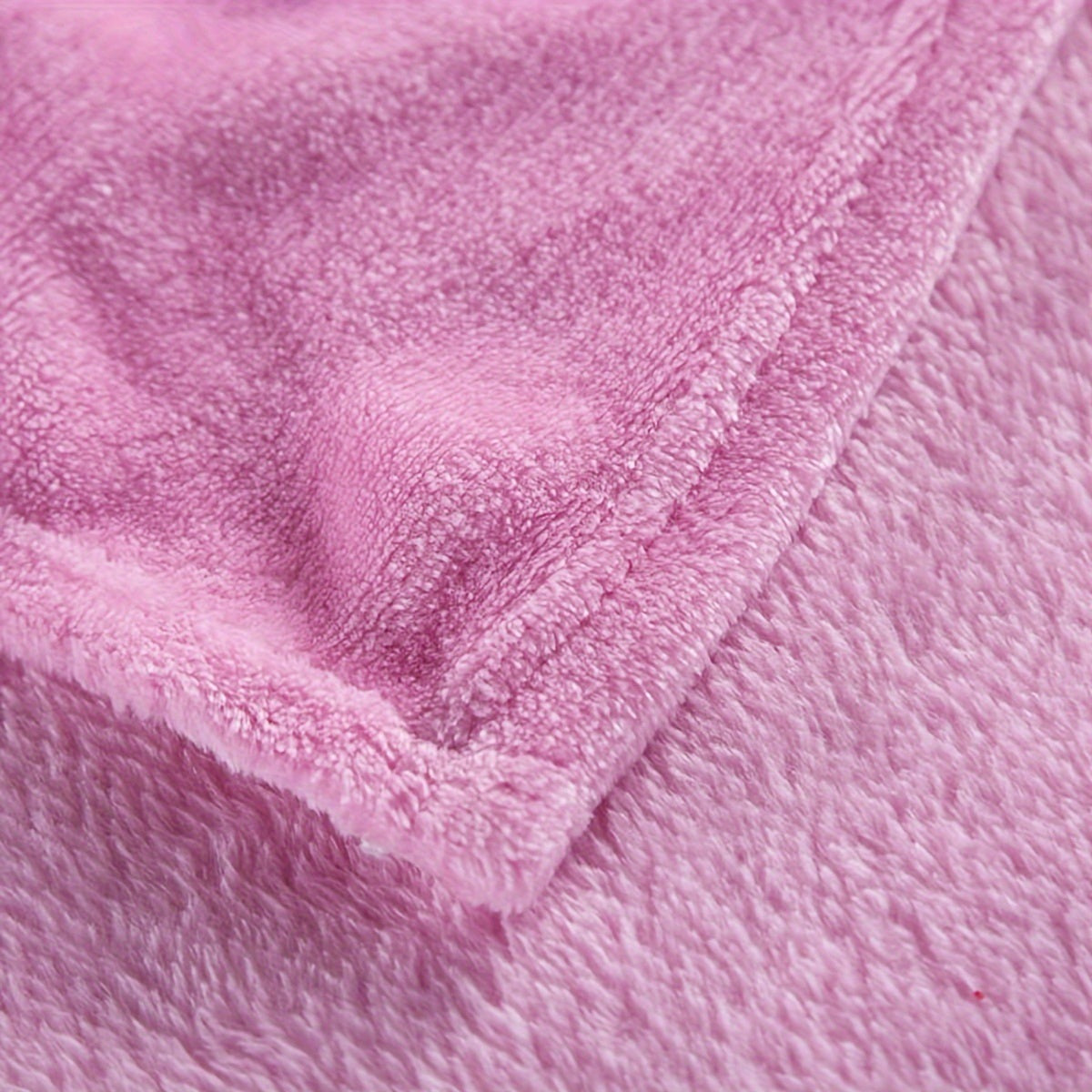 Effen fleece deken van flanel over een bed - beeld 3