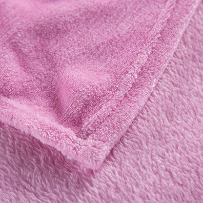 Effen fleece deken van flanel over een bed - beeld 3