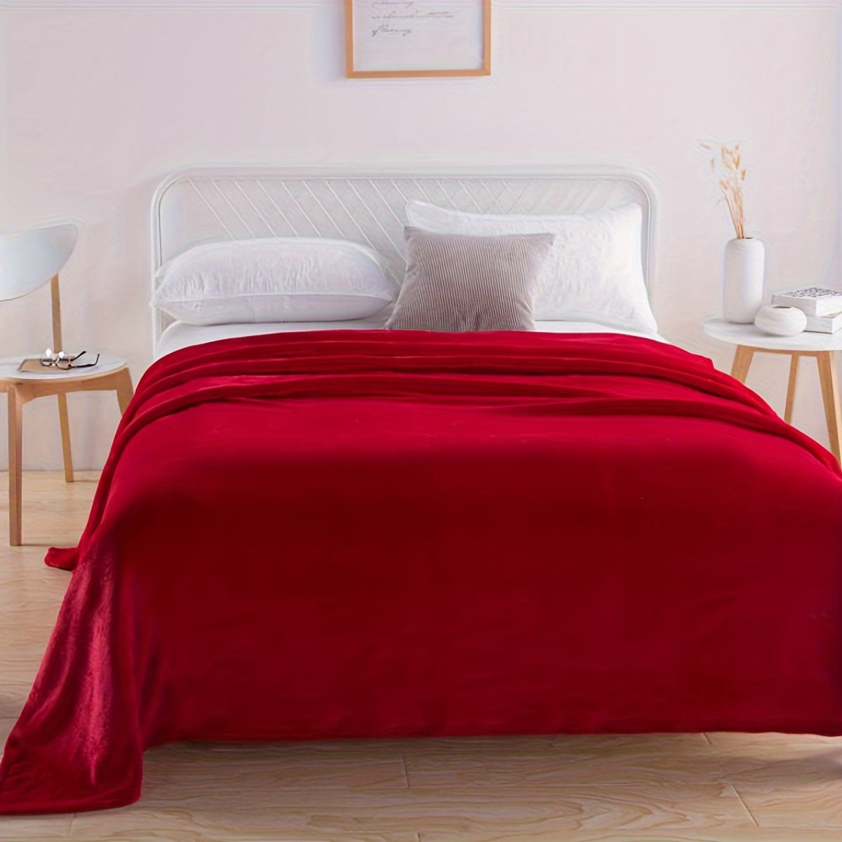 Effen fleece deken van flanel over een bed - rood