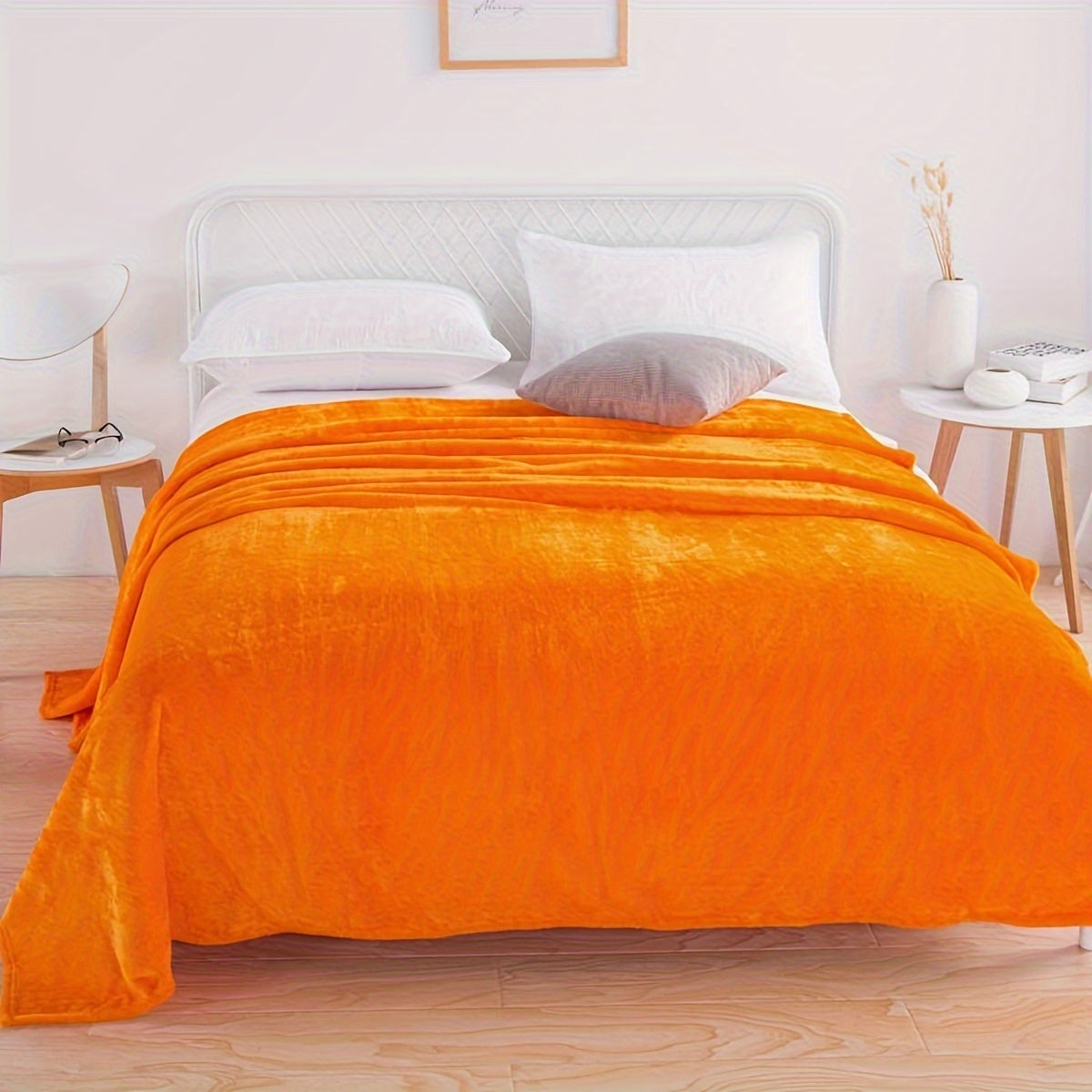 Effen fleece deken van flanel over een bed - oranje