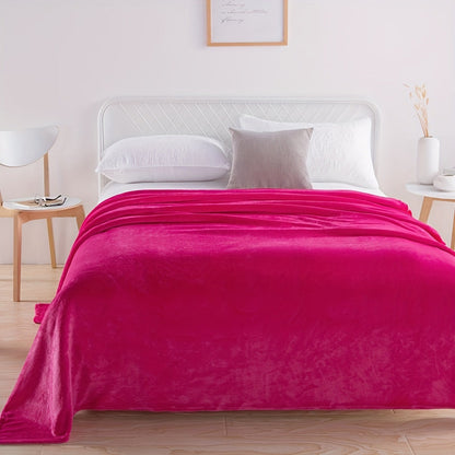 Effen fleece deken van flanel over een bed - fuchsia