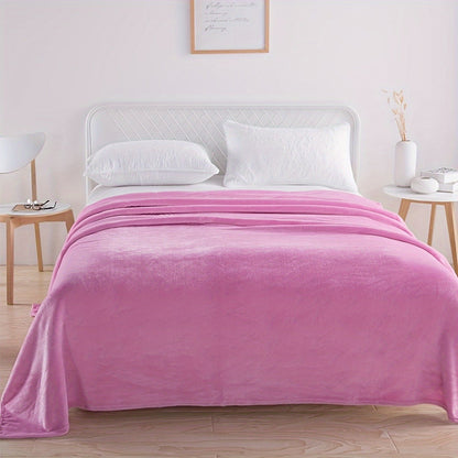 Effen fleece deken van flanel over een bed - roze