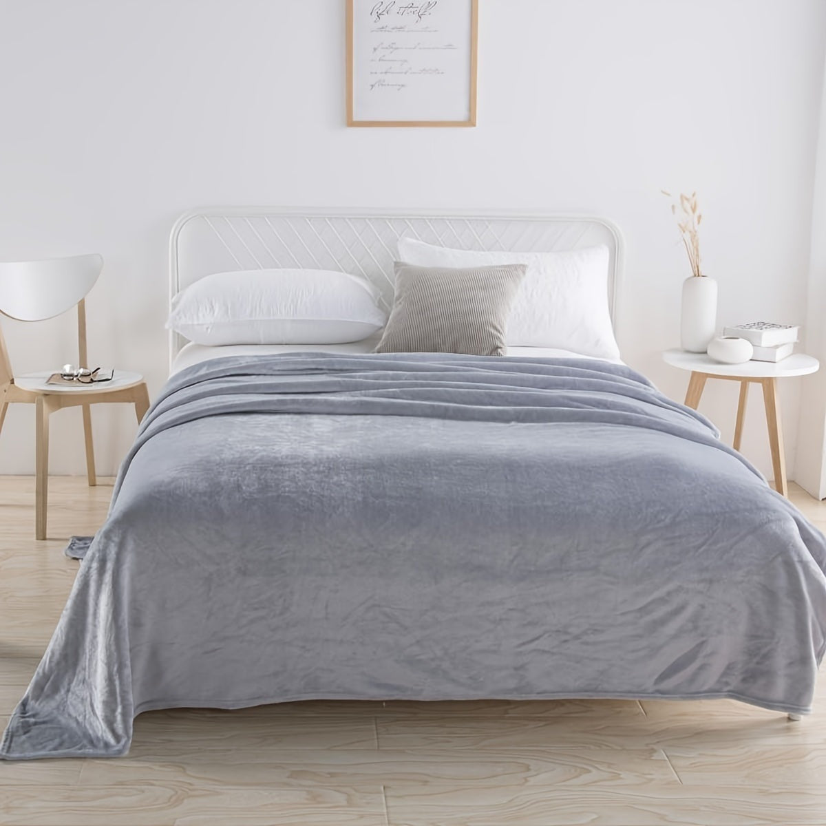 Effen fleece deken van flanel over een bed - lichtgrijs