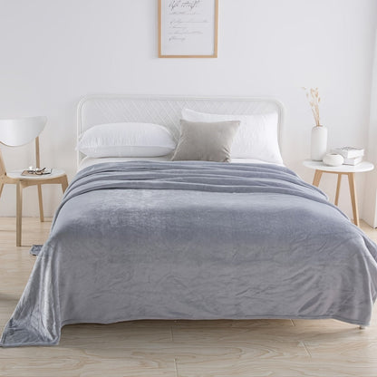 Effen fleece deken van flanel over een bed - lichtgrijs