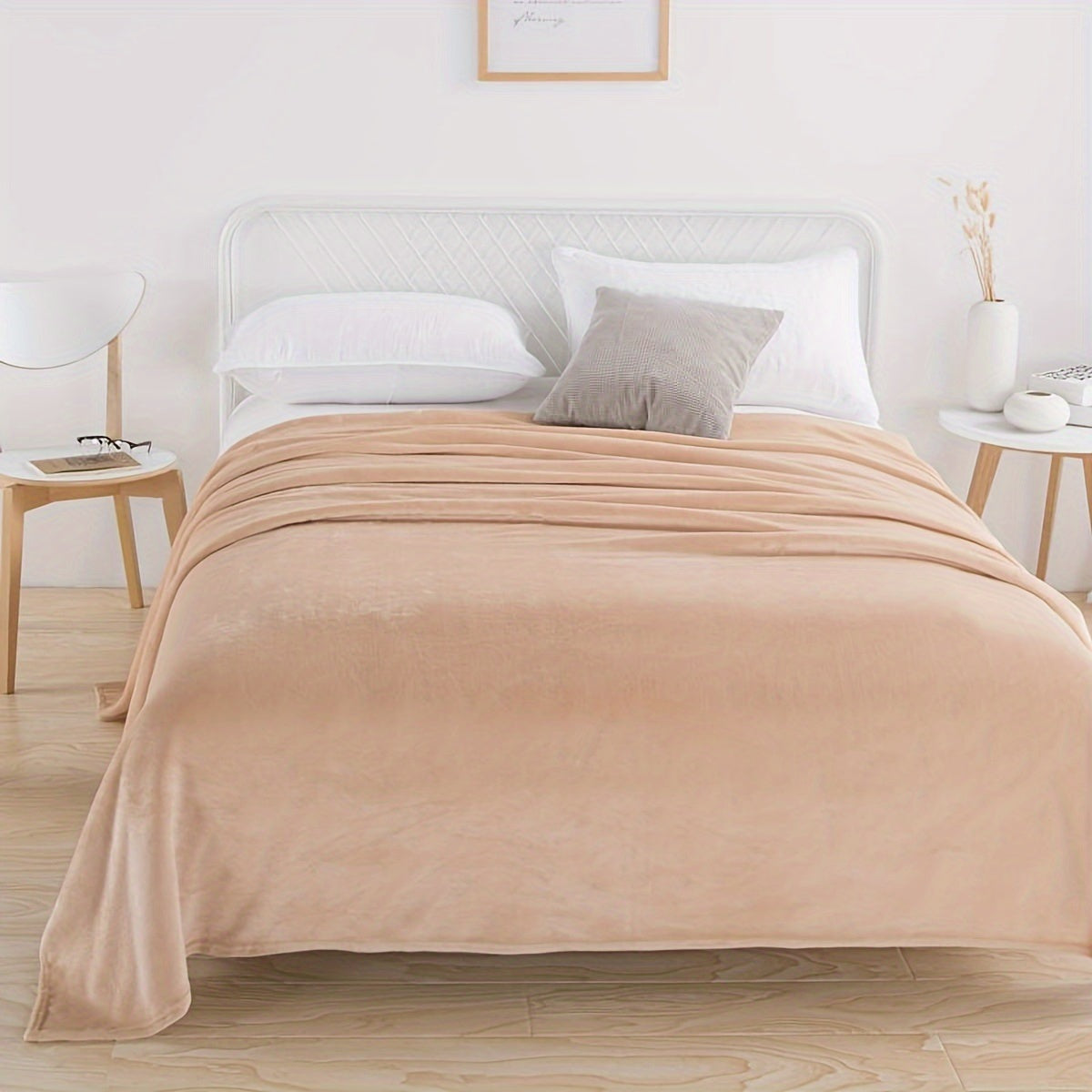 Effen fleece deken van flanel over een bed - zandbeige