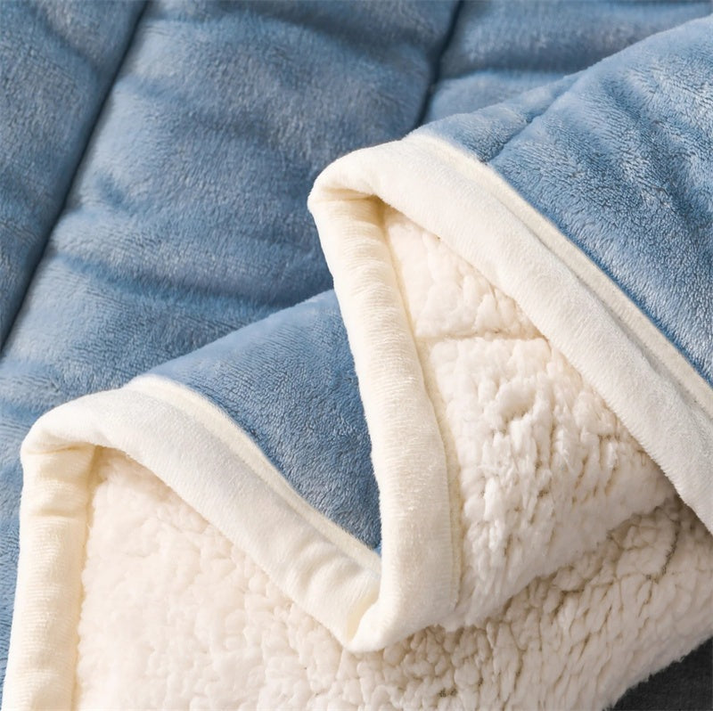 Doorgestikte fleece deken met sherpa achterkant op bed - beeld 2