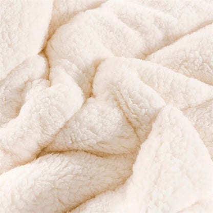 Doorgestikte fleece deken met sherpa achterkant op bed - beeld 3