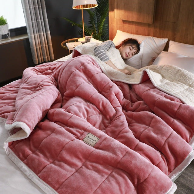 Doorgestikte fleece deken met sherpa achterkant op bed - rozerood