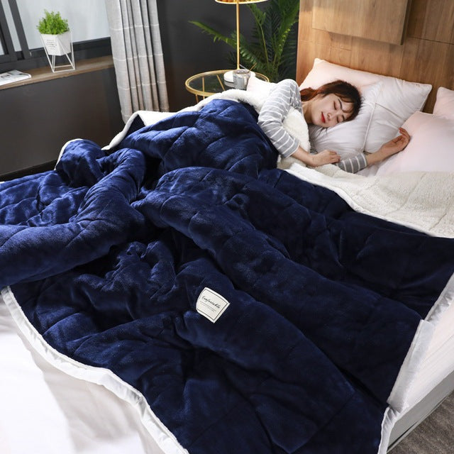 Doorgestikte fleece deken met sherpa achterkant op bed - marineblauw