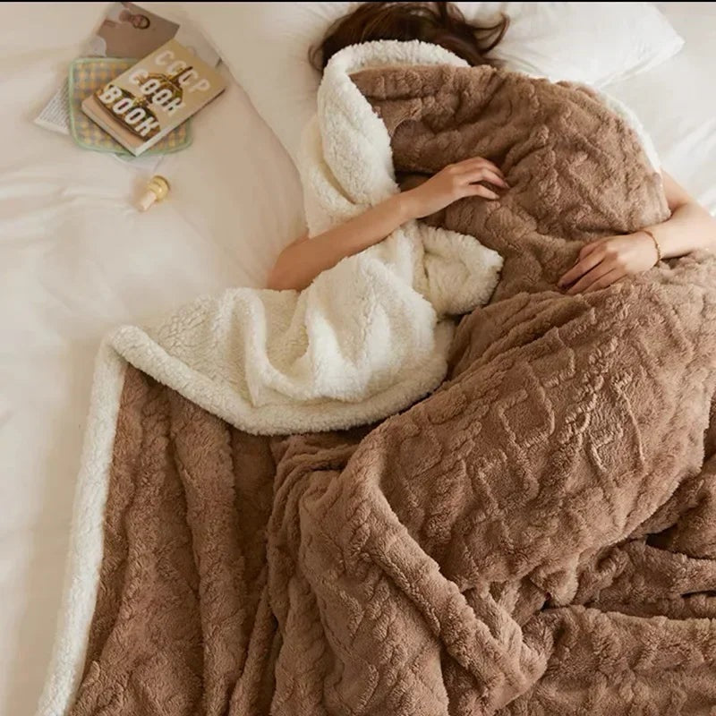 Fleece deken met teddy binnenkant en reliëfpatroon op een tweepersoonsbed - mokkabruin
