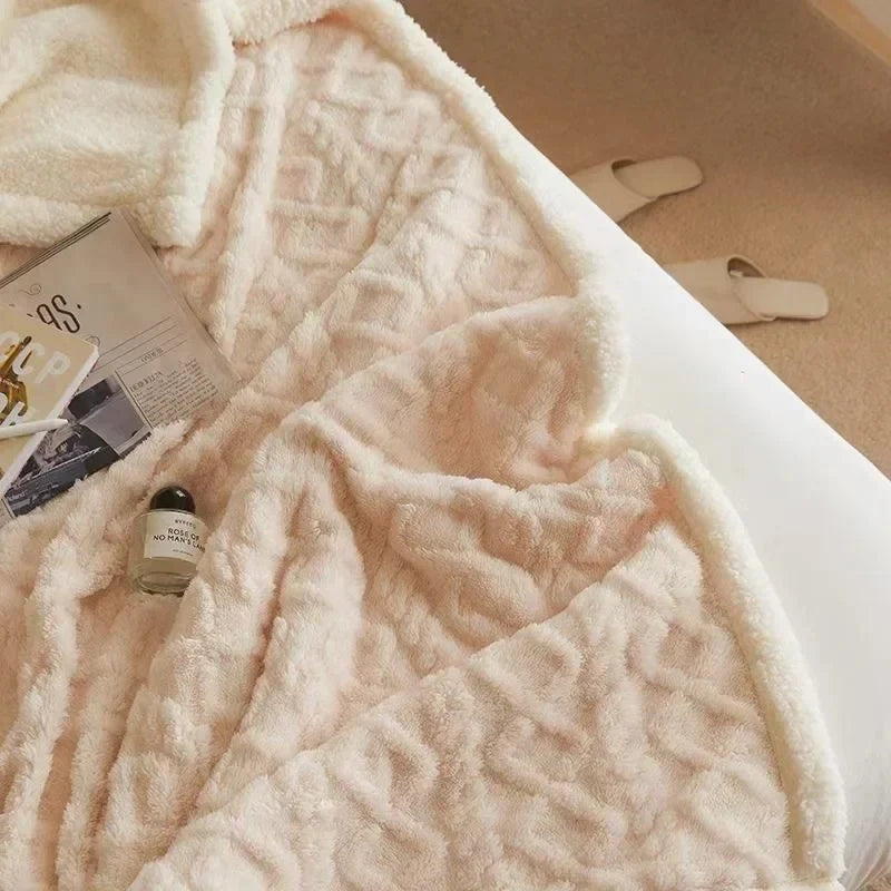 Fleece deken met teddy binnenkant en reliëfpatroon op een tweepersoonsbed - crème