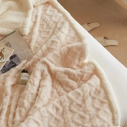 Fleece deken met teddy binnenkant en reliëfpatroon op een tweepersoonsbed - crème