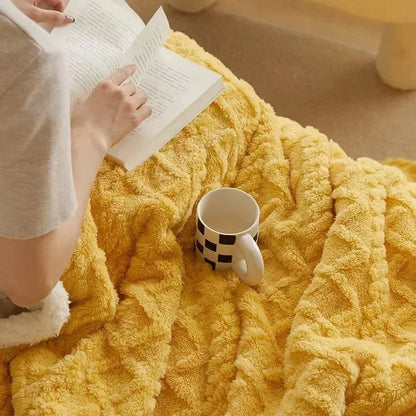 Fleece deken met teddy binnenkant en reliëfpatroon op een tweepersoonsbed - geel