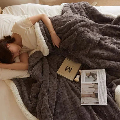 Fleece deken met teddy binnenkant en reliëfpatroon op een tweepersoonsbed - antraciet