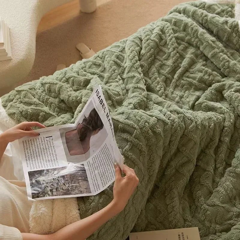 Fleece deken met teddy binnenkant en reliëfpatroon op een tweepersoonsbed - saliegroen